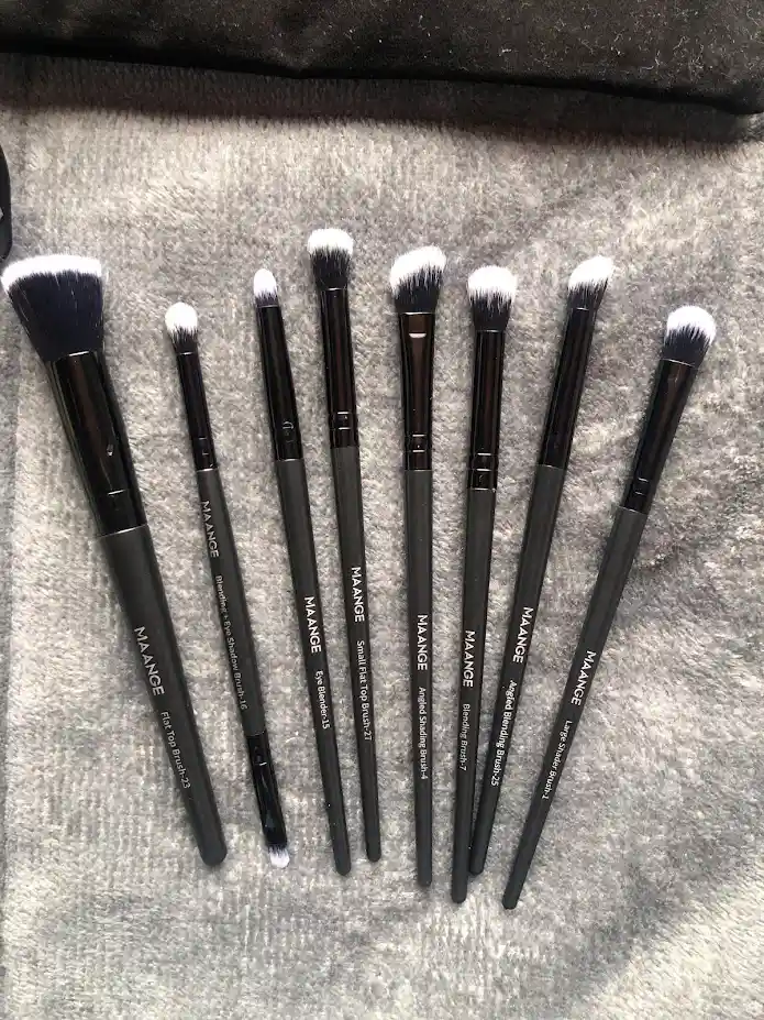 Kit De 8 Brochas De Maquillaje Negras + Estuche Negro