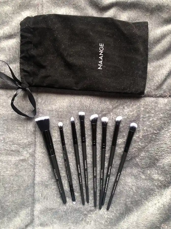 Kit De 8 Brochas De Maquillaje Negras + Estuche Negro