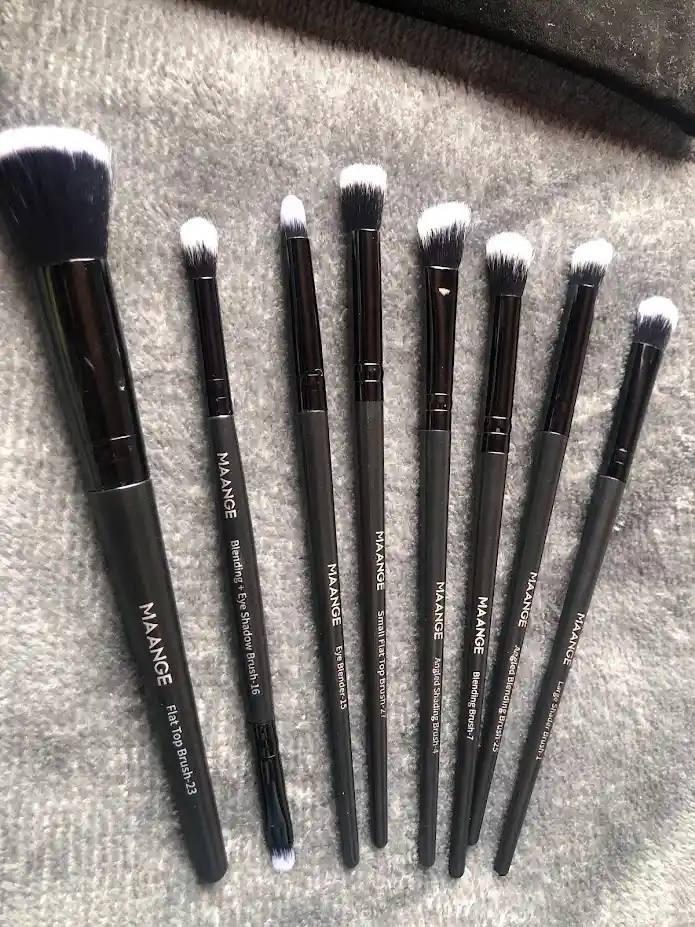 Kit De 8 Brochas De Maquillaje Negras + Estuche Negro