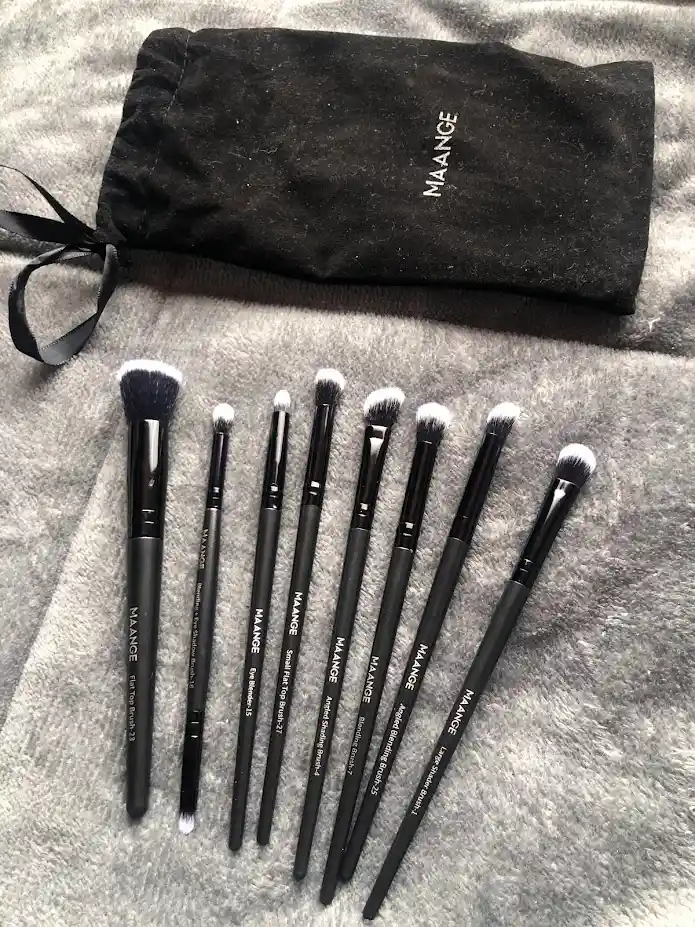 Kit De 8 Brochas De Maquillaje Negras + Estuche Negro