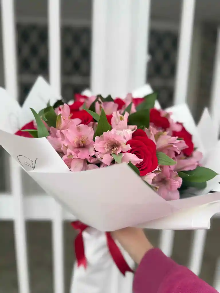 Flores De Rosas Y Astromelias Martina