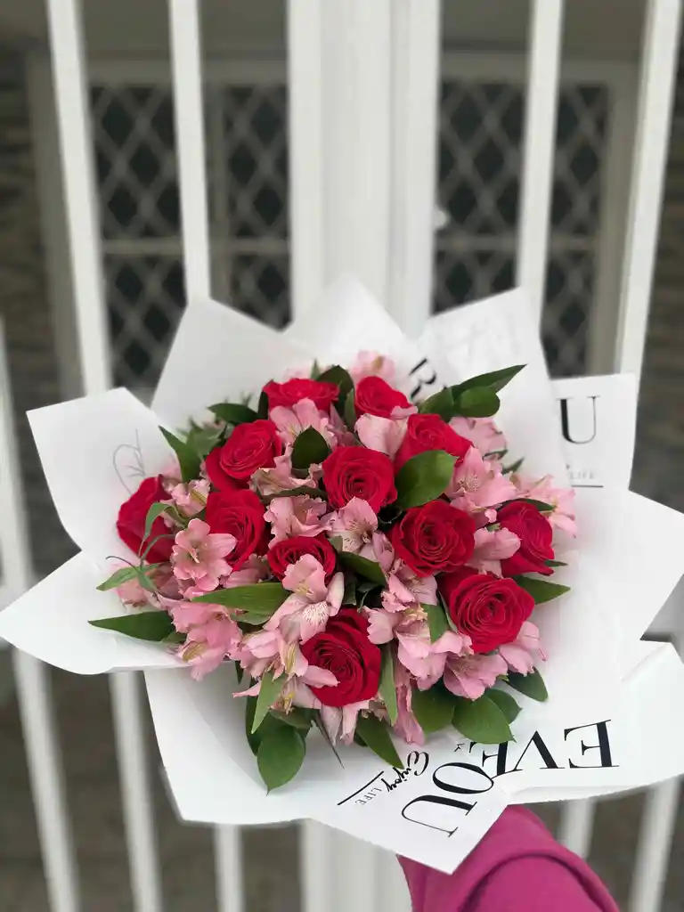 Flores De Rosas Y Astromelias Martina