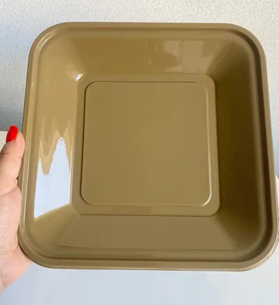 Platos Plásticos Dorados Cuadrados 23 Cms X 10 Unds