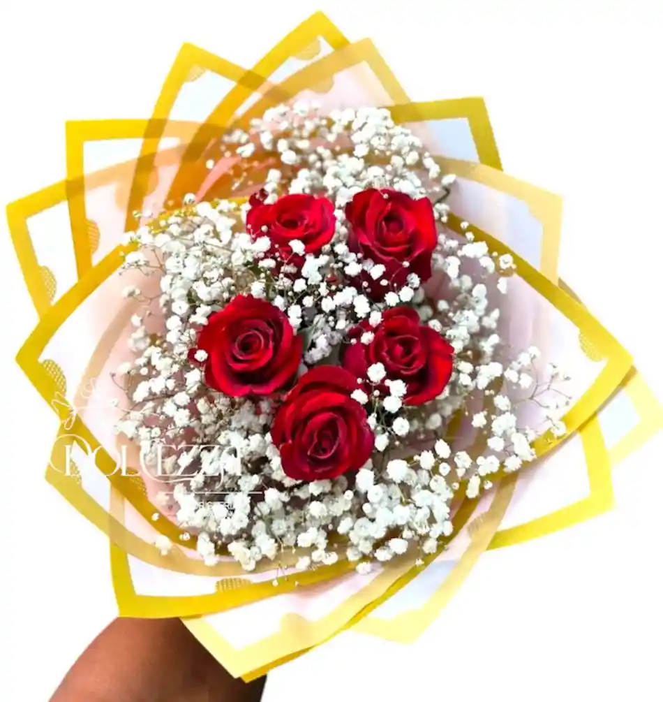 Flores Rosas Rojas Y Gipsofilia