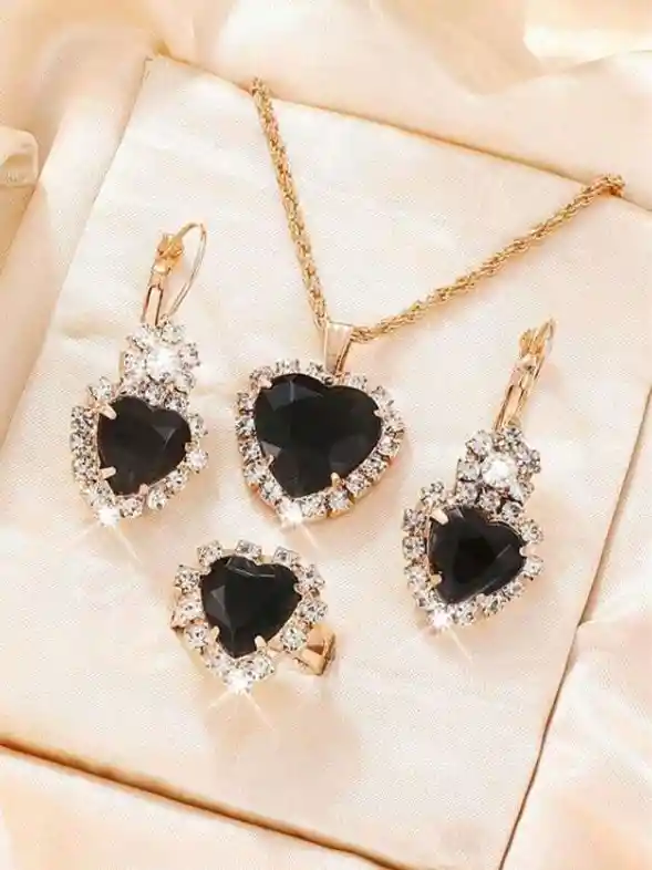 Collar Aretes Y Anillo Forma Corazón Color Negro En Caja