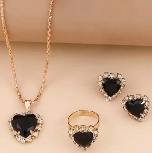 Collar Aretes Y Anillo Forma Corazón Color Negro En Caja