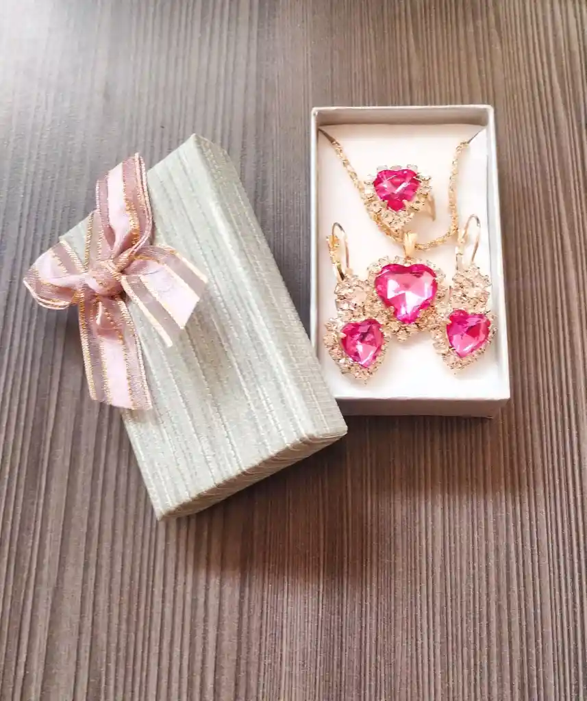 Collar Aretes Y Anillo Forma Corazón Color Fucsia En Caja