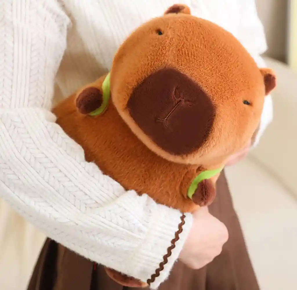 Peluche Capibara Con Mochila Grande 35cm Suave Tierno Muñeco