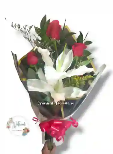 Boquet De 4 Rosas 2 Lirios Follajes En Papel Coreano Negro