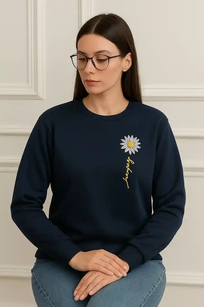 Buzo Hoodie Con Detalle Floral Edición Atemporal