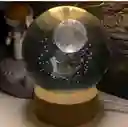 Lámpara Bola De Cristal Led Diseño De Astronauta Subiendo A La Luna Con Base