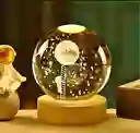 Lámpara Bola De Cristal Led Diseño De Astronauta Subiendo A La Luna Con Base