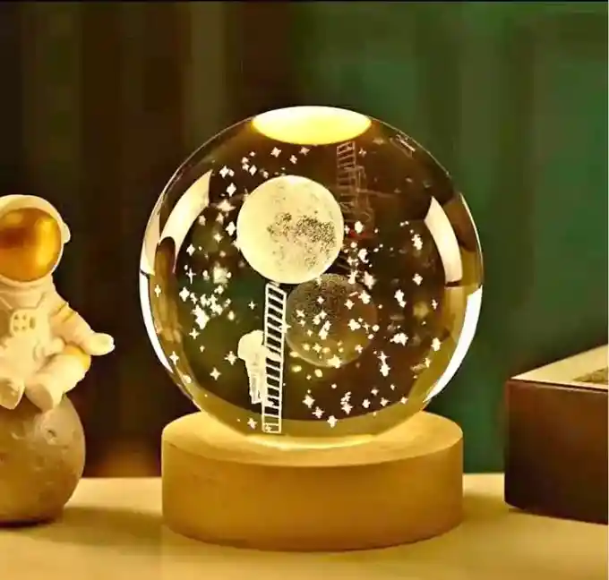 Lámpara Bola De Cristal Led Diseño De Astronauta Subiendo A La Luna Con Base