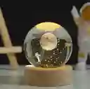 Lámpara Bola De Cristal Led Diseño De Astronauta Subiendo A La Luna Con Base