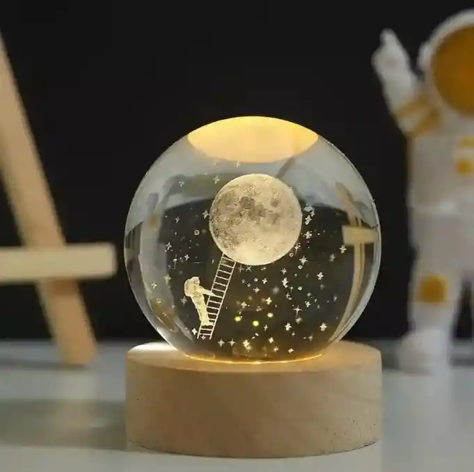 Lámpara Bola De Cristal Led Diseño De Astronauta Subiendo A La Luna Con Base