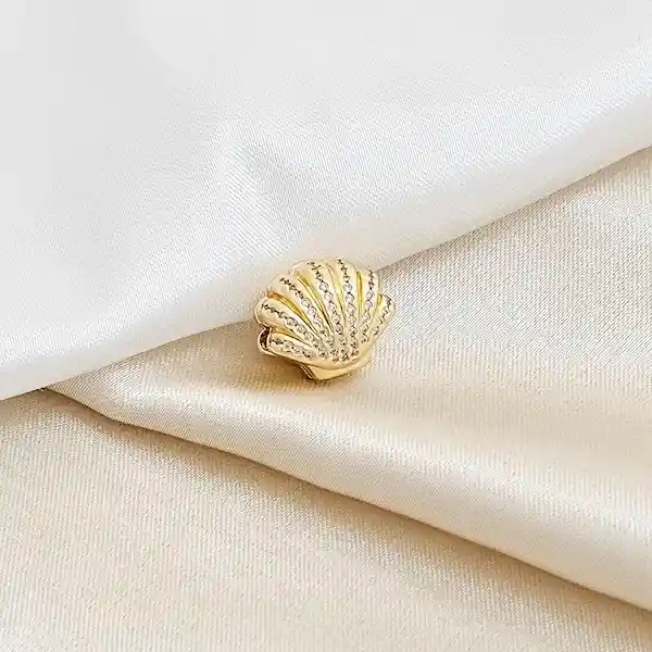 Charm Broche Concha Dorado