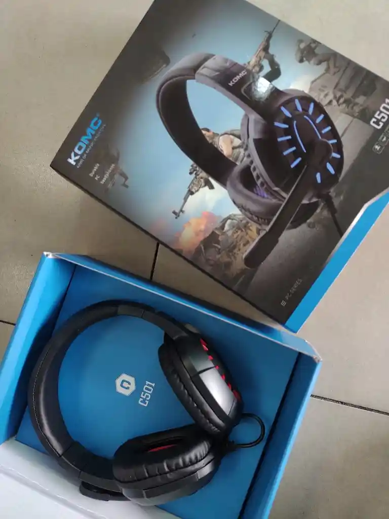 Audifonos Con Cable Diadema Negra Con Roja Komc C501