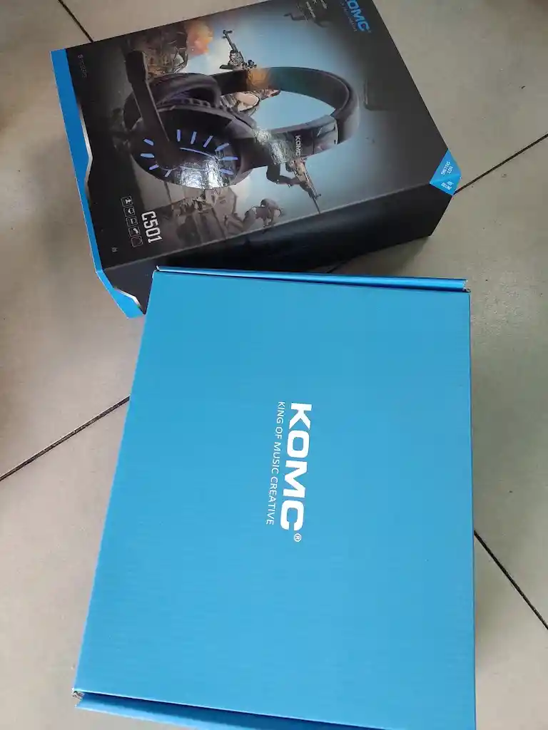 Audifonos Con Cable Diadema Negra Con Roja Komc C501