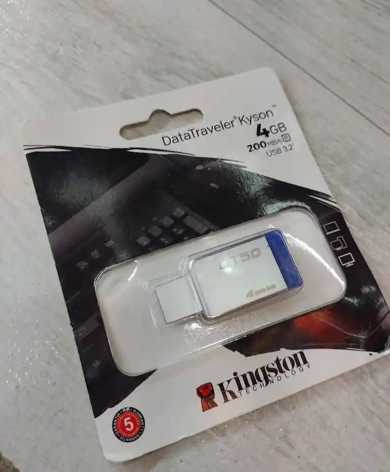 Memoria Usb Kingston 4 Gb Kyson Plateada Con Azul
