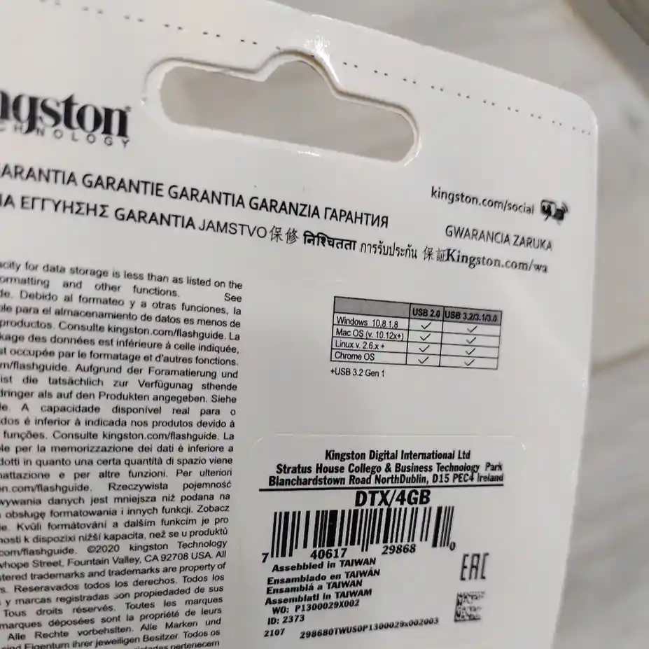 Memoria Usb Kingston 4 Gb Kyson Plateada Con Azul