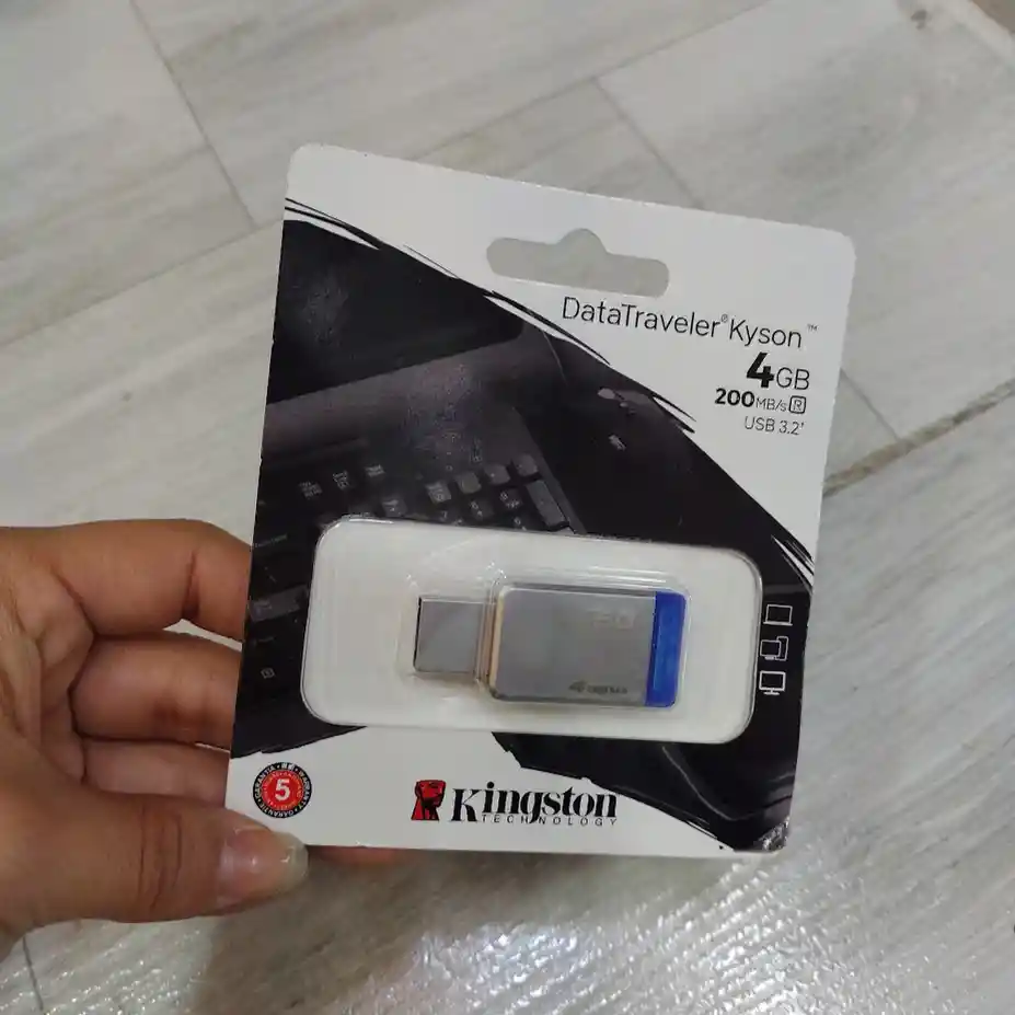 Memoria Usb Kingston 4 Gb Kyson Plateada Con Azul