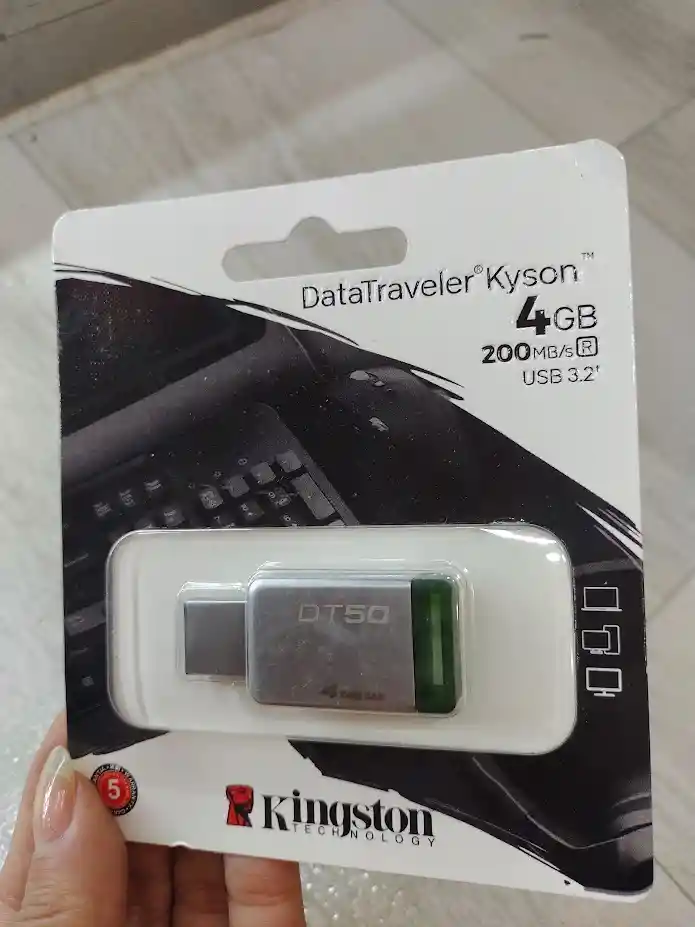 Memoria Usb Kingston 4 Gb Kyson Plateada Con Verde