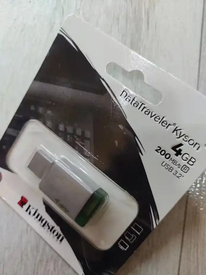 Memoria Usb Kingston 4 Gb Kyson Plateada Con Verde