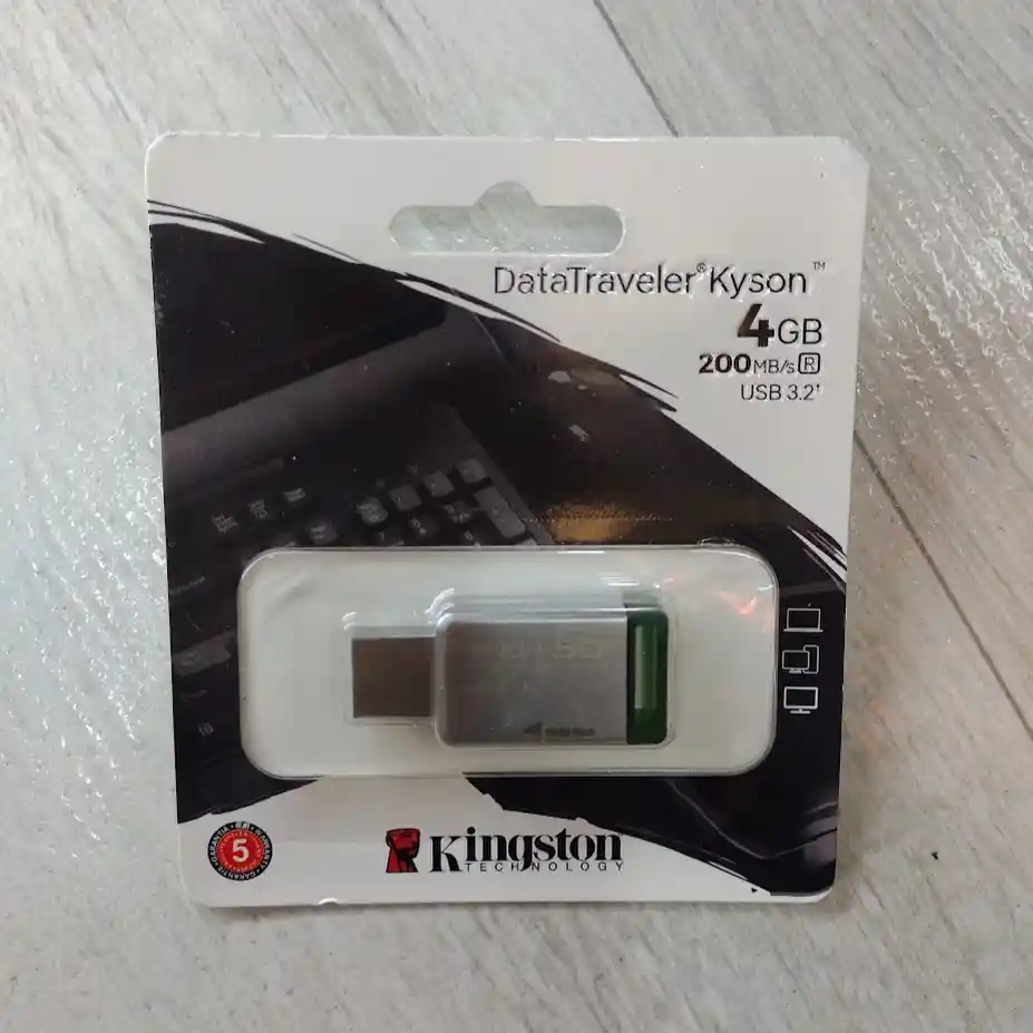 Memoria Usb Kingston 4 Gb Kyson Plateada Con Verde