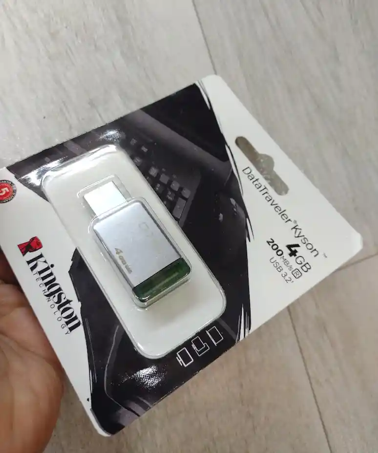 Memoria Usb Kingston 4 Gb Kyson Plateada Con Verde