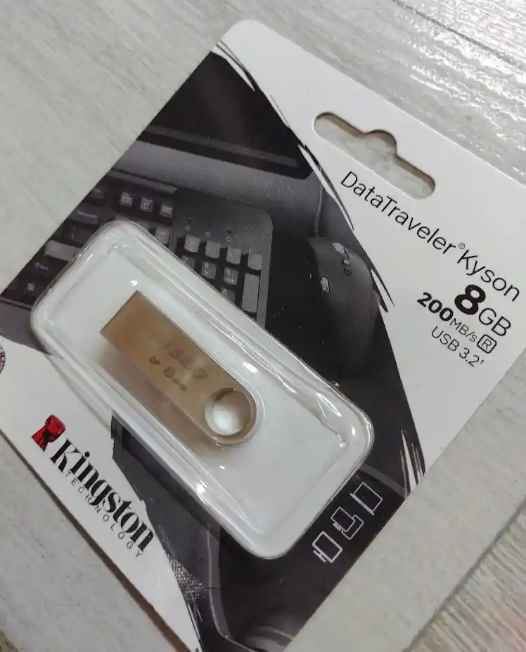 Memoria Usb Kingston 8 Gb Kyson Plateada
