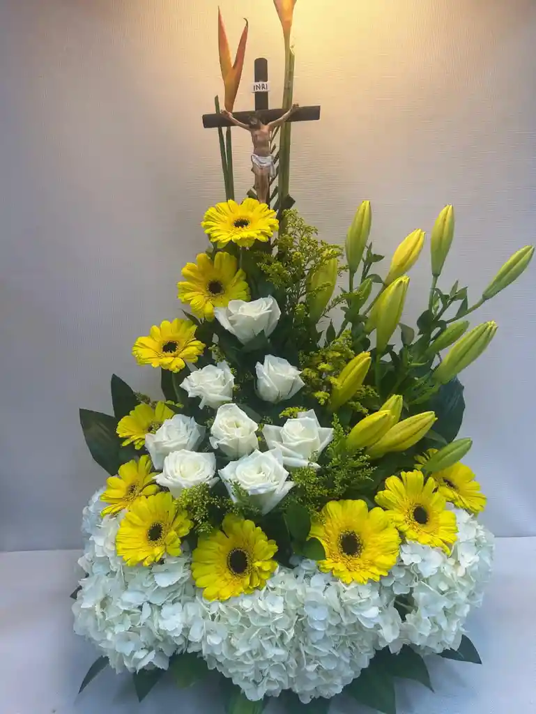 Fúnebre De Lirios Y Rosas Con Cristo