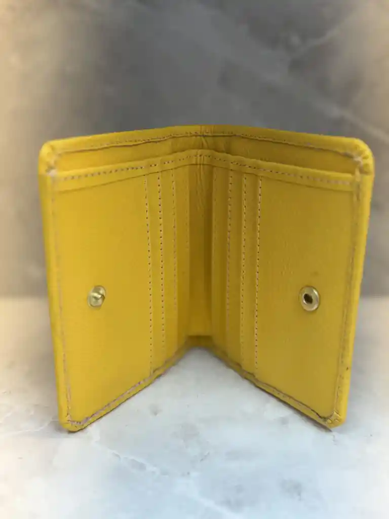 Billetera En Cuero Amarillo