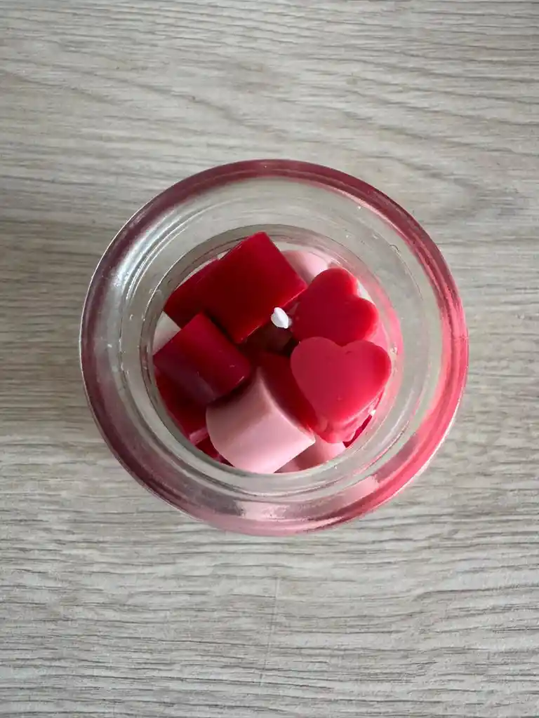 Vela Aromática En Frasco Con Corazones — Aroma Dulce & Diseño Decorativo | Arte De Fe