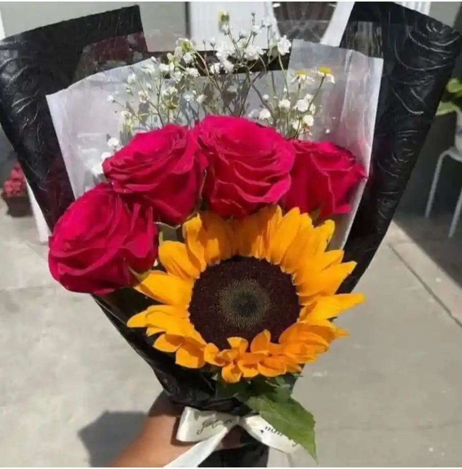 Ramillete De Girasol Y Rosas