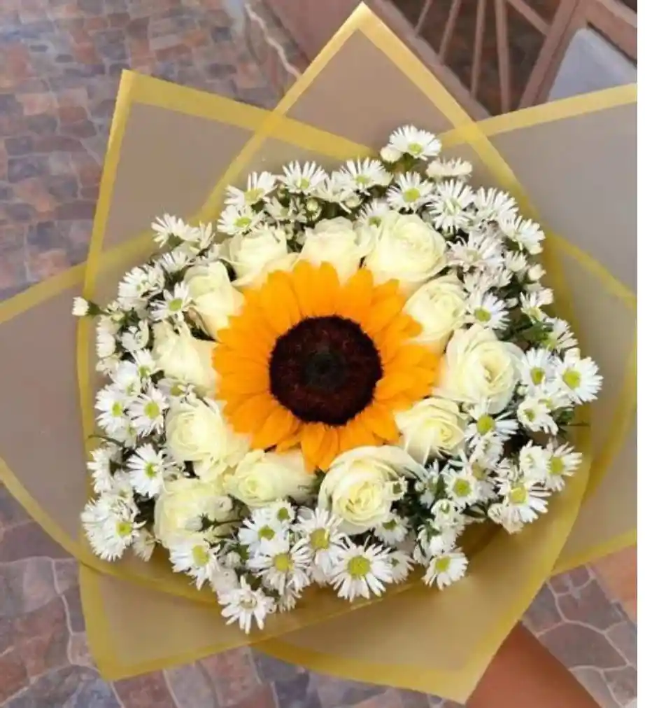 Bouquet De Girasol Y Rosas Blancas