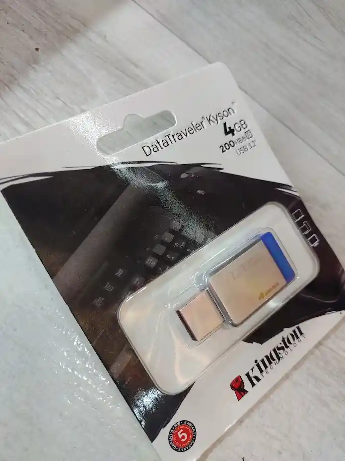 Memoria Usb Kingston 4 Gb Kyson Plateada Con Azul