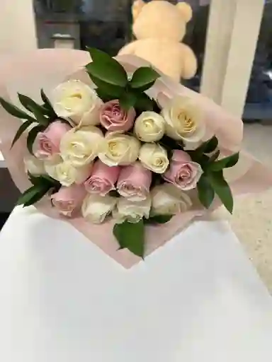 Ramillete Buchon 24 Rosas Blancas Y Rosadas