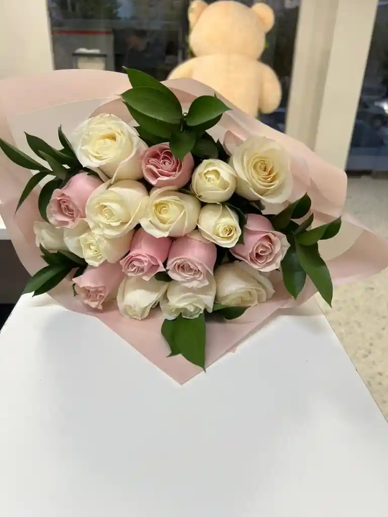 Ramillete Buchon 24 Rosas Blancas Y Rosadas