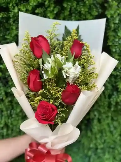 Bouqueth De Rosas Rojas Con Astromelias Y Verdes