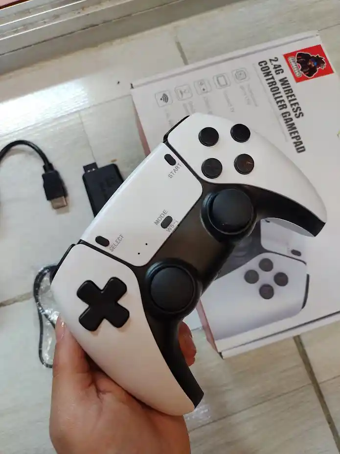 Consola De Juegos Retro En Hdmi M8 Pro Con Controles Inalambricos Blancos Game Stick