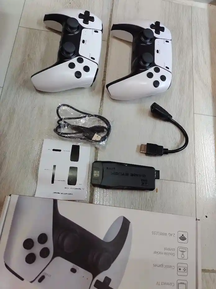 Consola De Juegos Retro En Hdmi M8 Pro Con Controles Inalambricos Blancos Game Stick