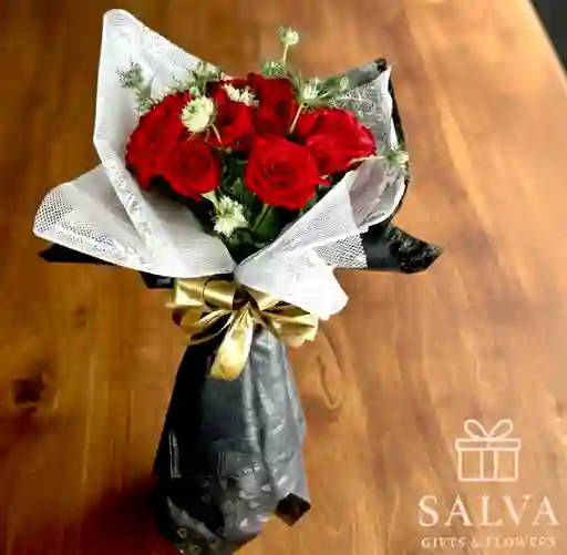 24 Rosas Rojas Envueltas En Texturas De Lujo Y Moño