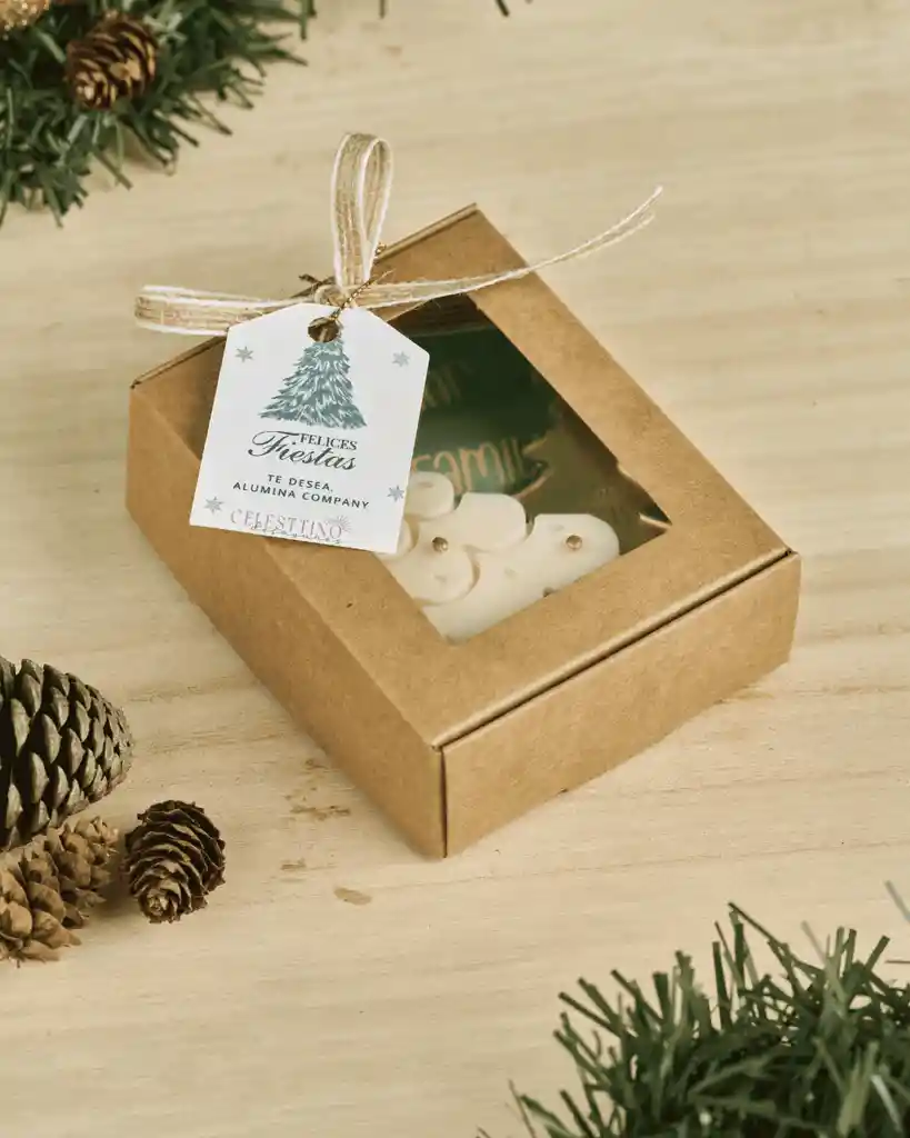 Caja Navideña Corporativa Con Vela En Forma De Árbol Y Chocolates