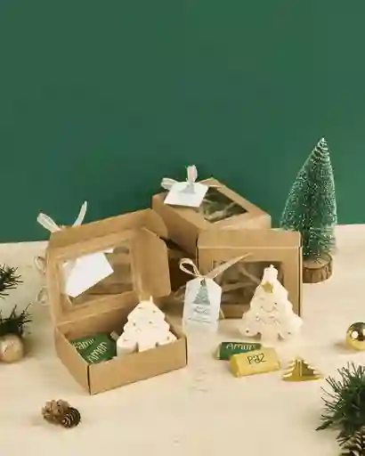 Caja Premium Navidad Con Vela Árbol, Chocolates Y Prendedor Dorado