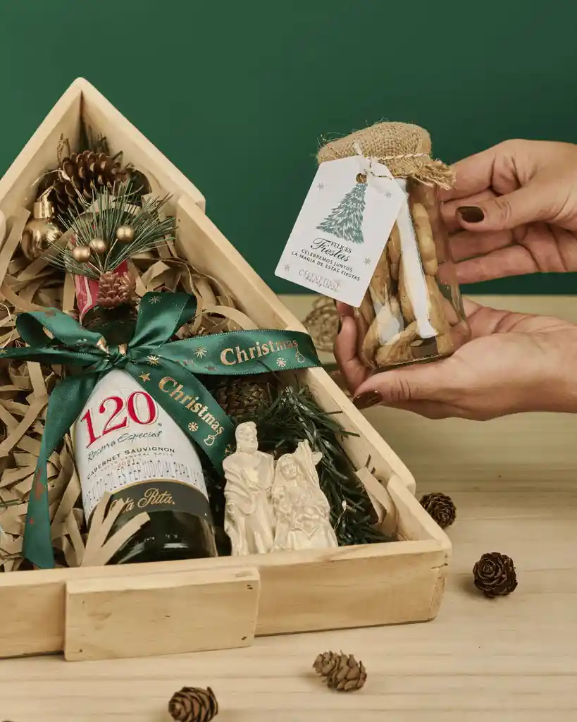 Regalo Navideño Con Vino, Galletas Y Pesebre En Arbolito De Madera