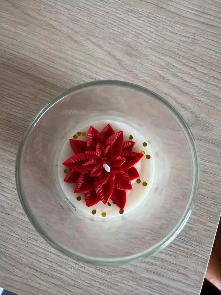 Vela Aromática Premium En Flor Roja (navidad)– Hecha A Mano • En Frasco De Vidrio Con Tapa Bambú