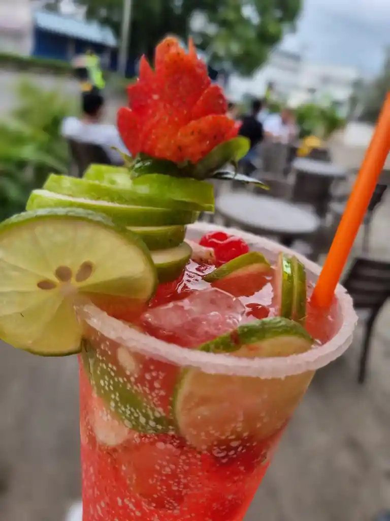 Michelada De Fresa Con Ginger/soda