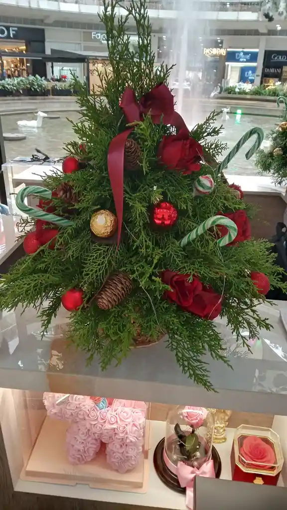 Pino Natural Navideño Con Rosas Rojas