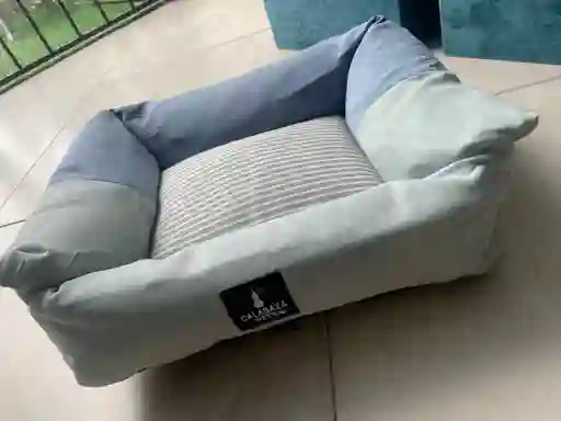 Cama Pequeña Cuadrada Sencilla