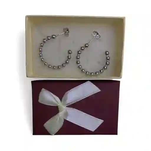 Aretes Tipo Topo Grande De Color Plateado Con Detalles Circulares